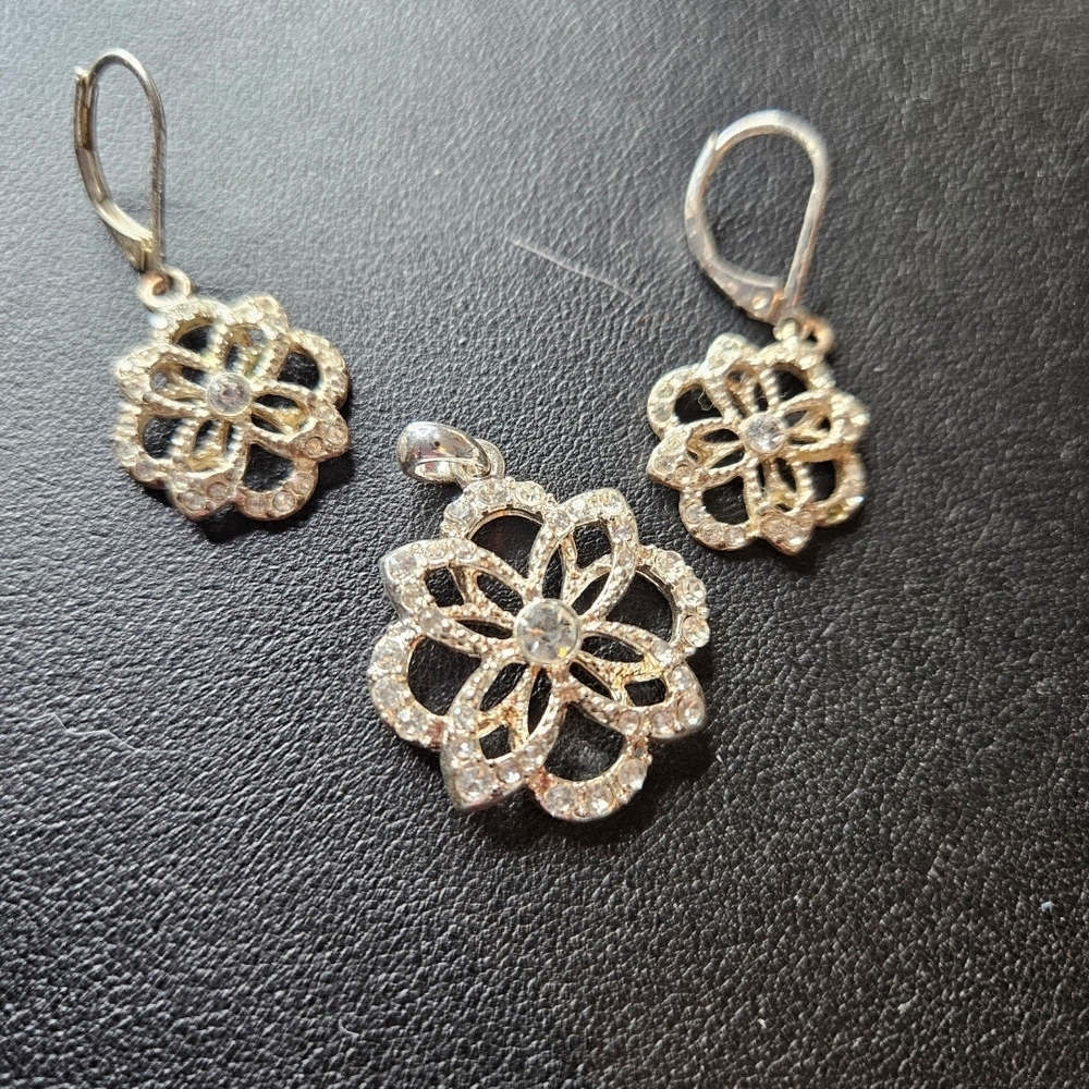 Elegant Silver Floral Jewelry Set